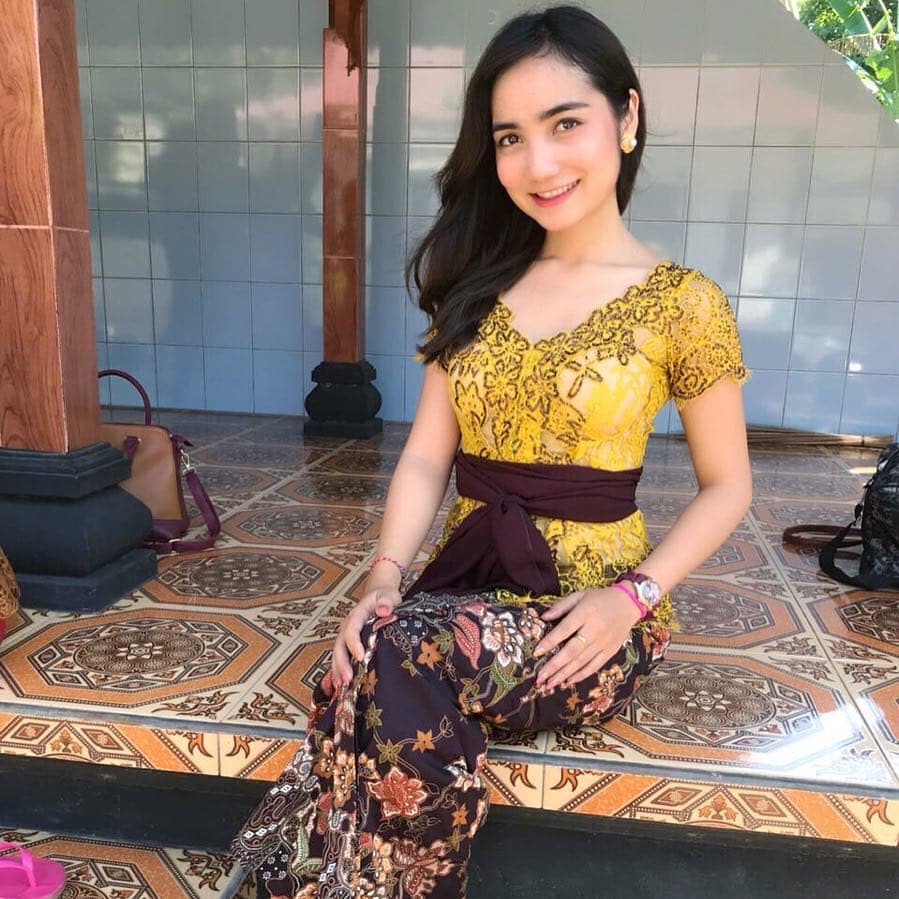 Baju Kebaya Brokat Bali