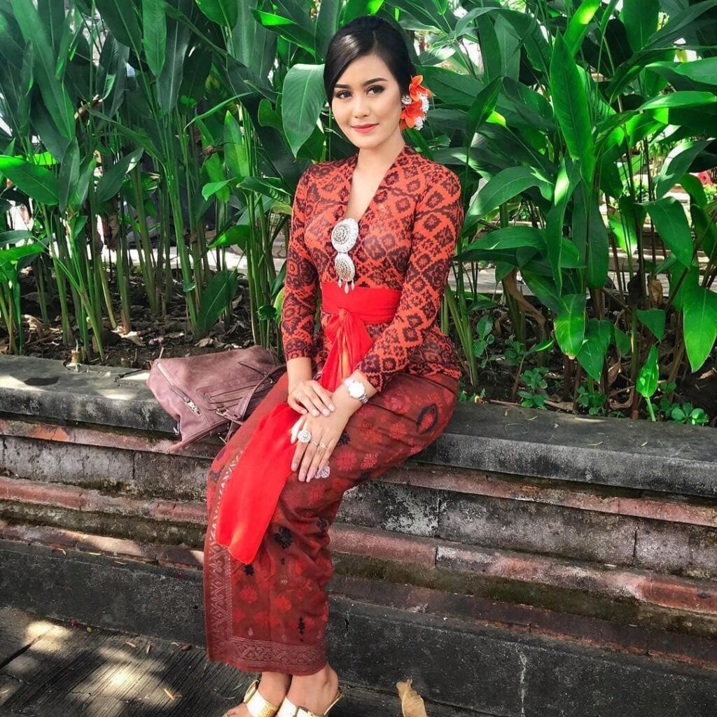 Model Kebaya Bali Modern Brokat Modifikasi Anti Norak