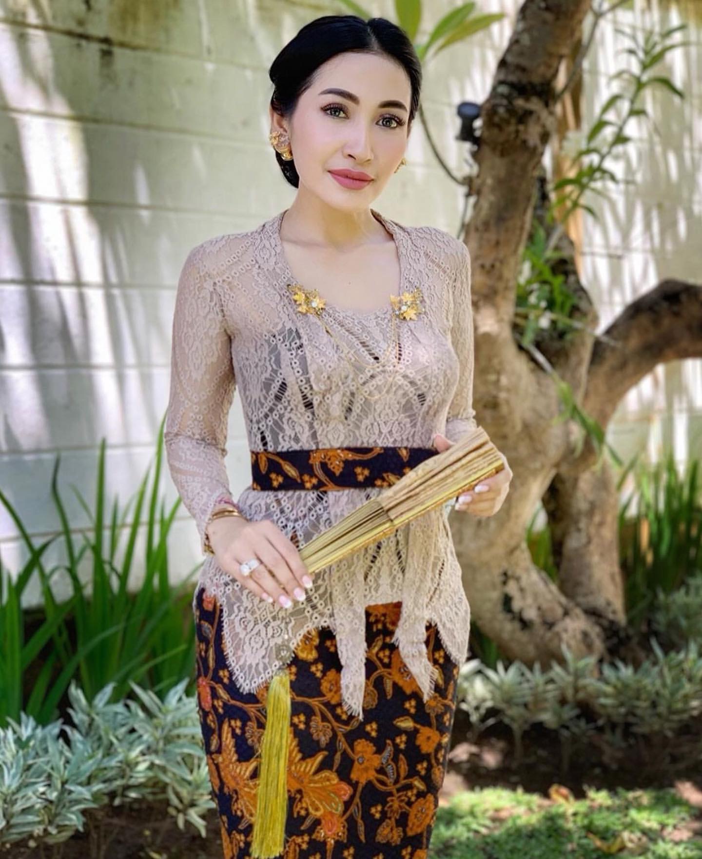 Model Kebaya Bali Untuk Orang Gemuk