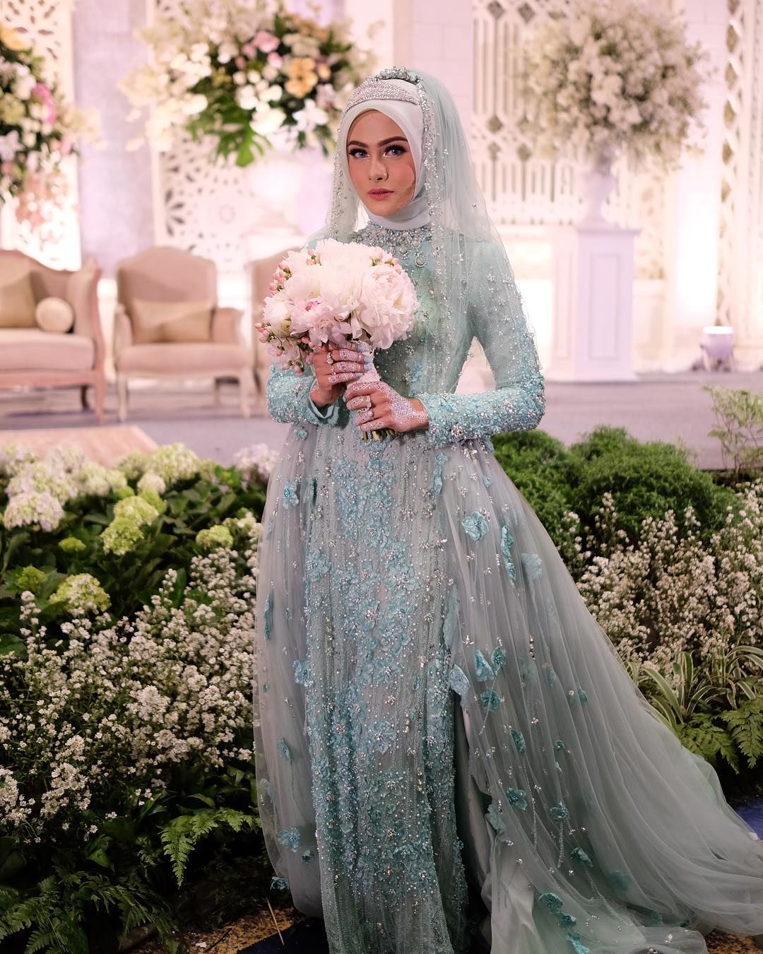 Gaun kebaya muslim pernikahan full brokat
