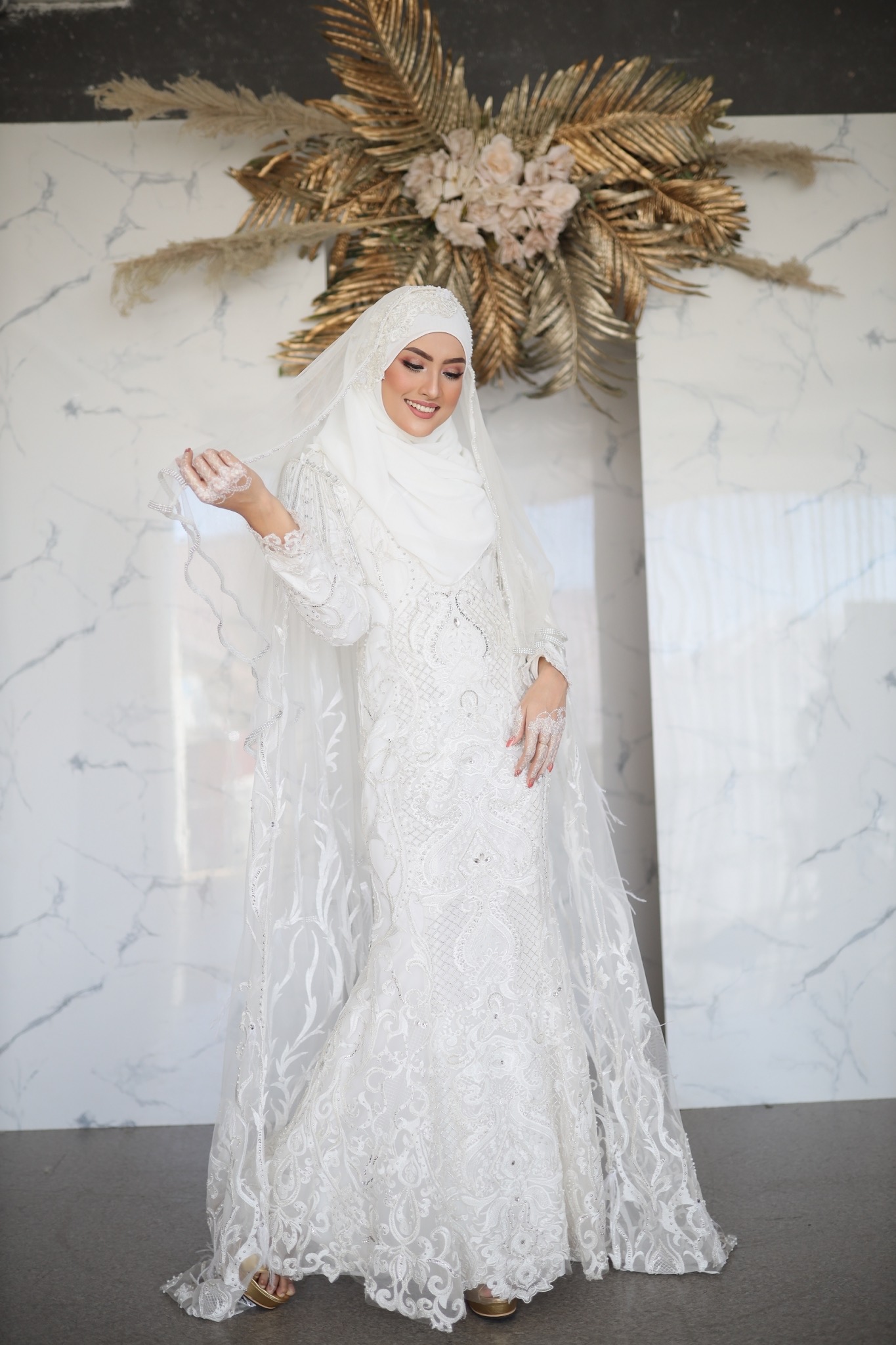 Gaun pengantin muslimah dengan kain tile