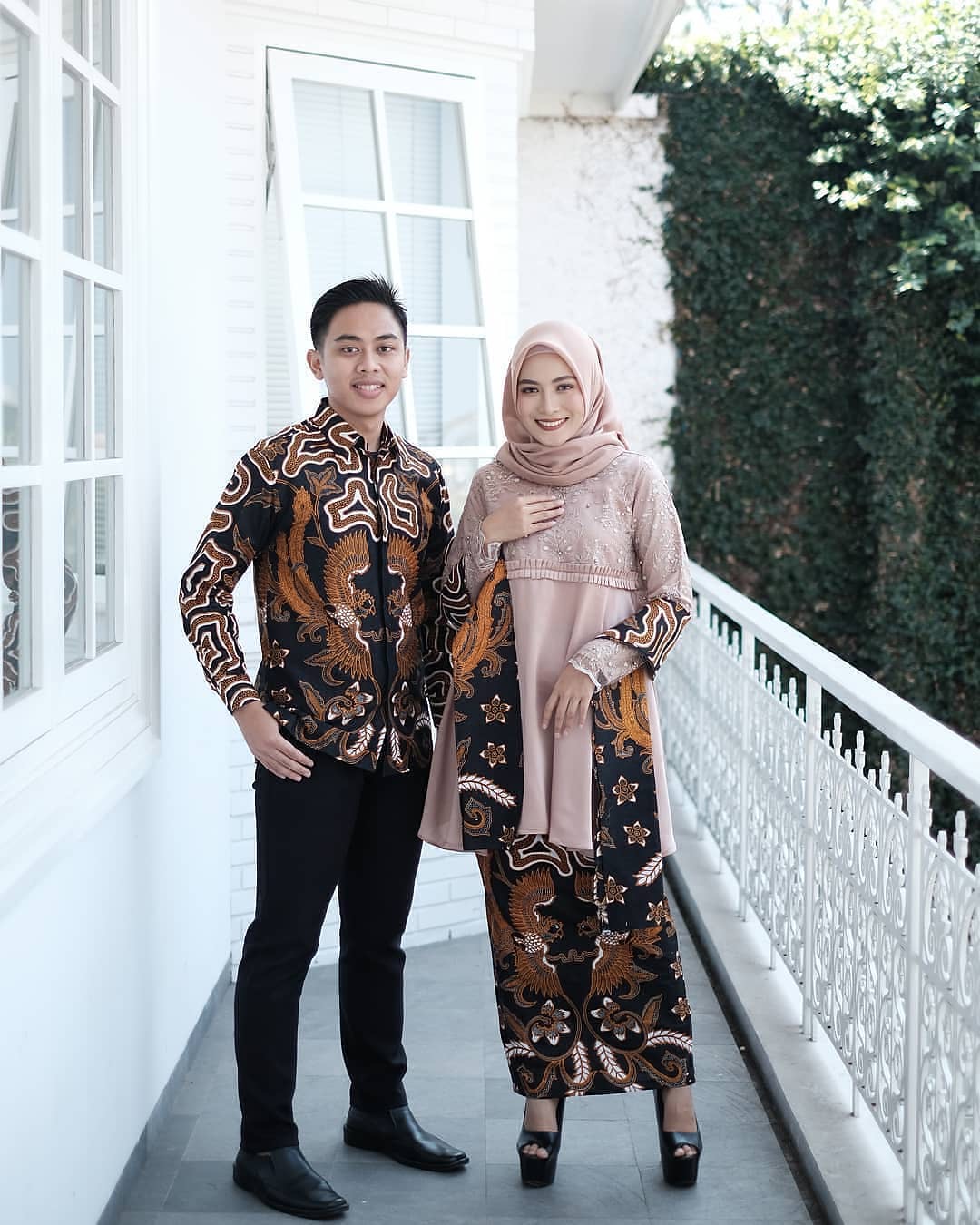 Model Batik Couple Motif Bunga
