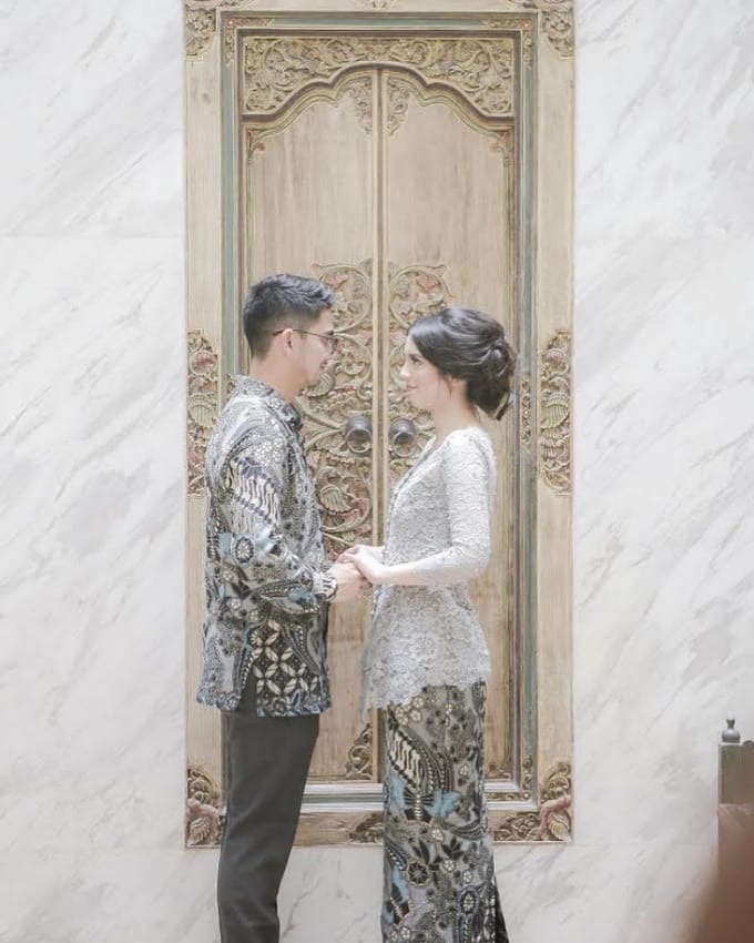 Model Batik Couple Tunangan