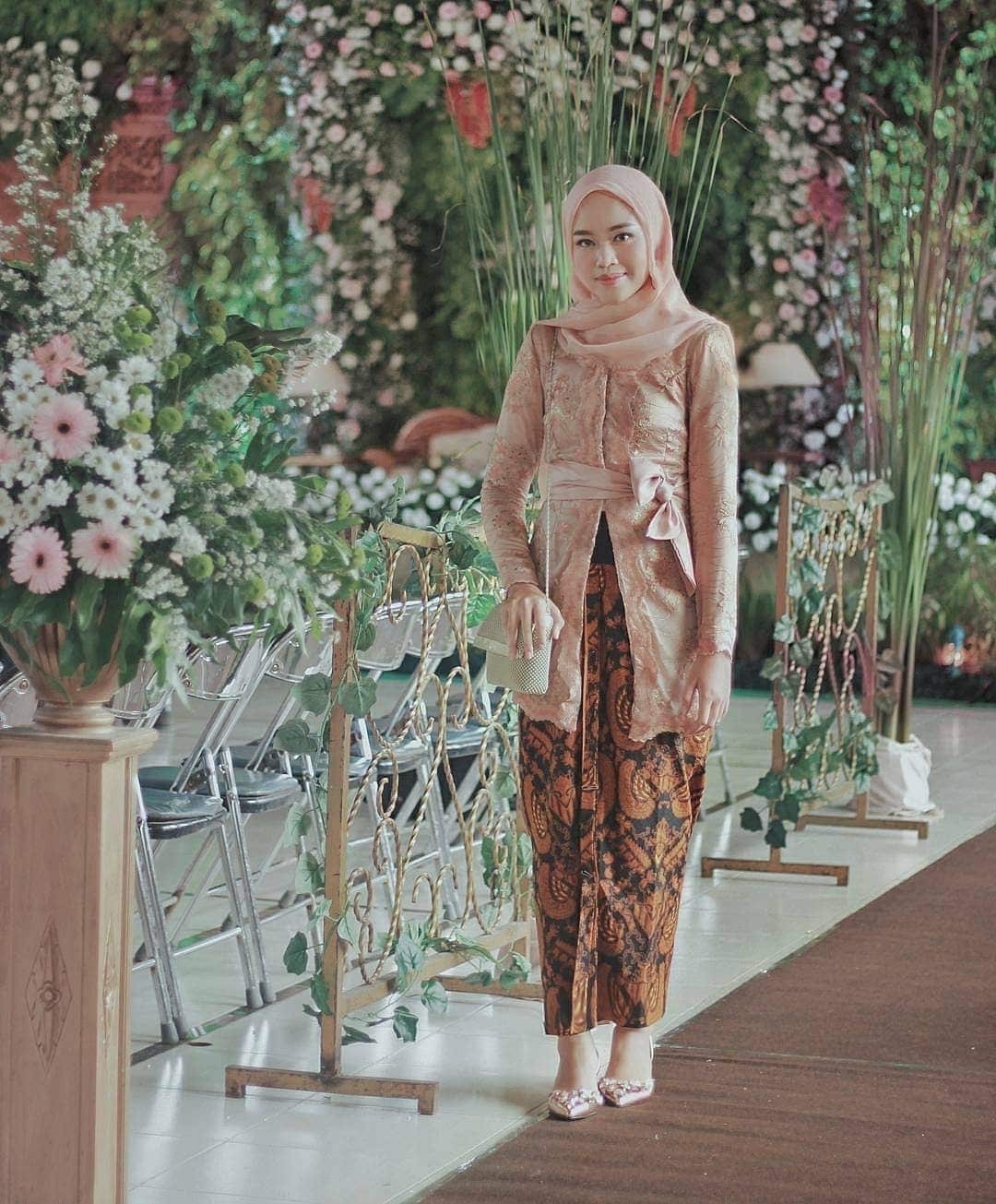 Model Kebaya Batik Modern Cantik
