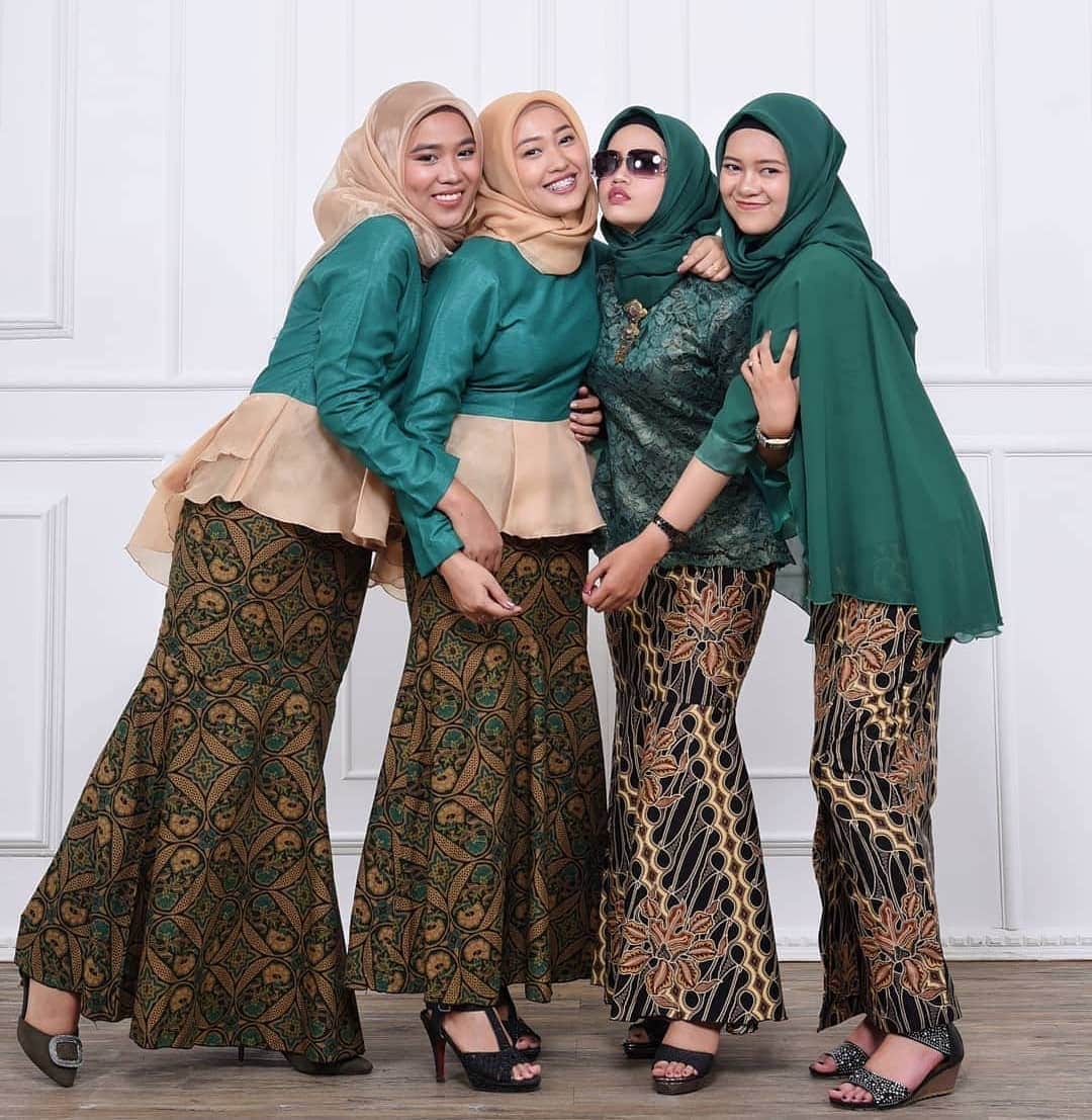 Model Kebaya Batik untuk Dresscode Keluarga