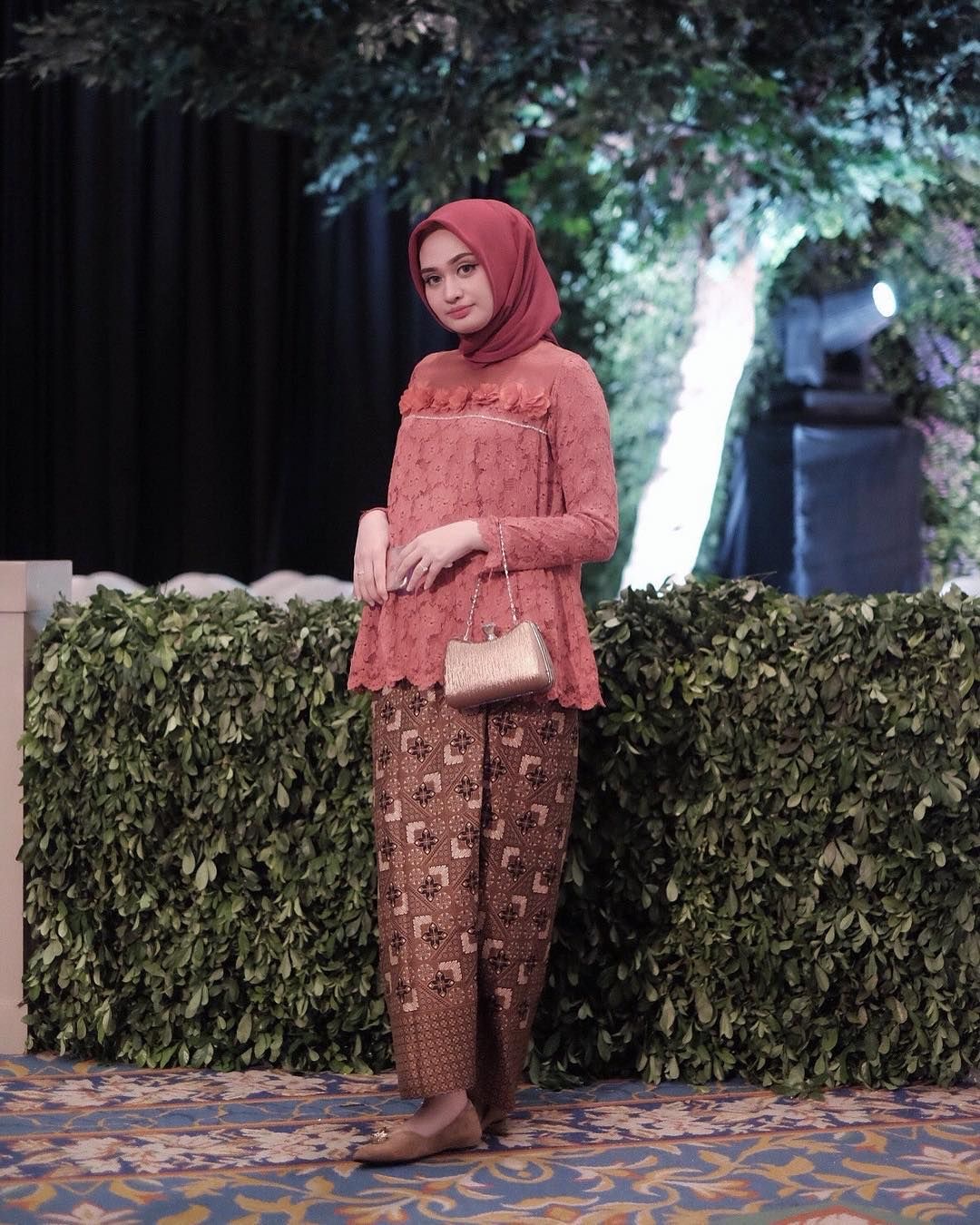 Model baju batik kombinasi brokat