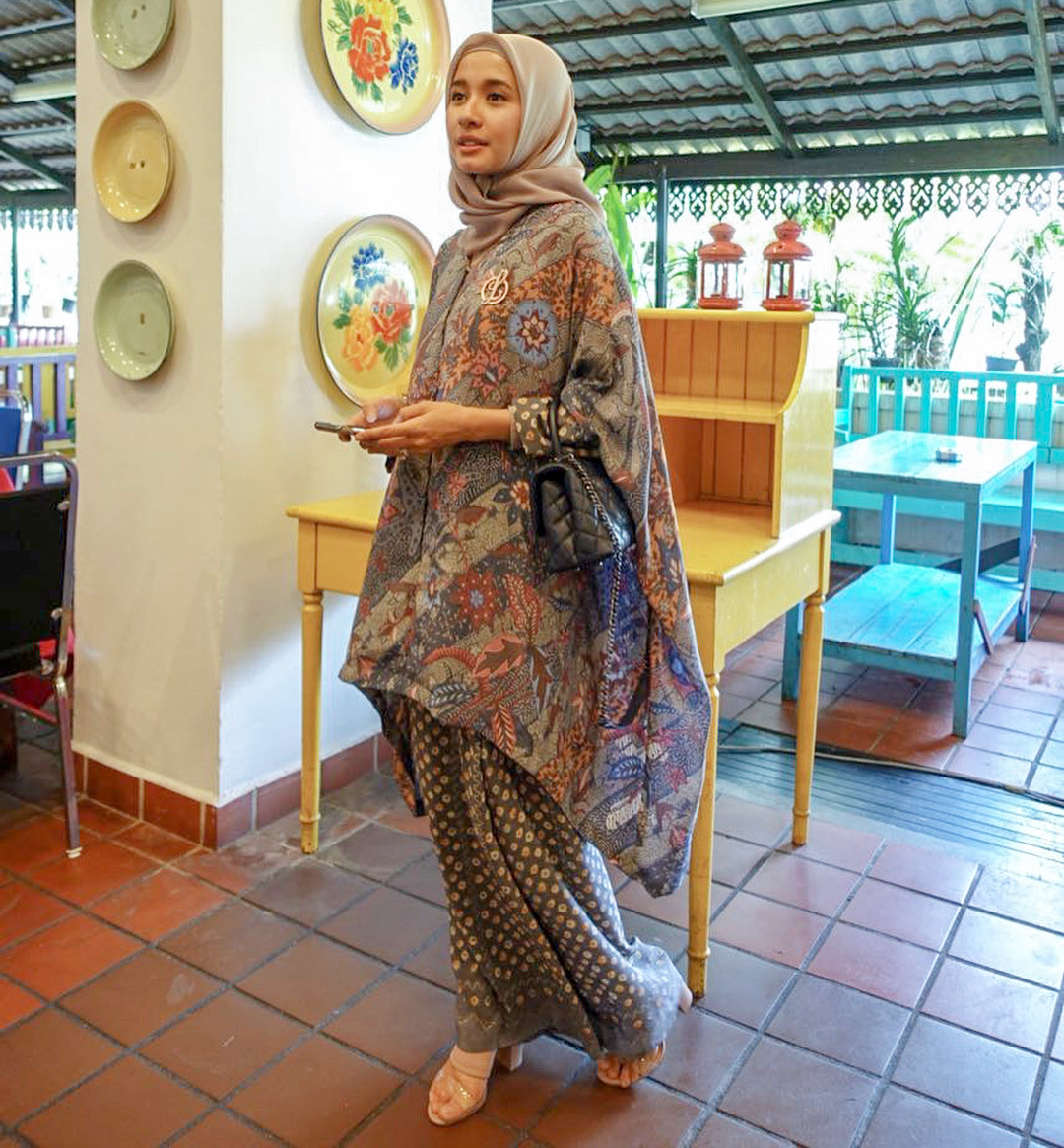 Model baju batik muslim untuk acara keluarga
