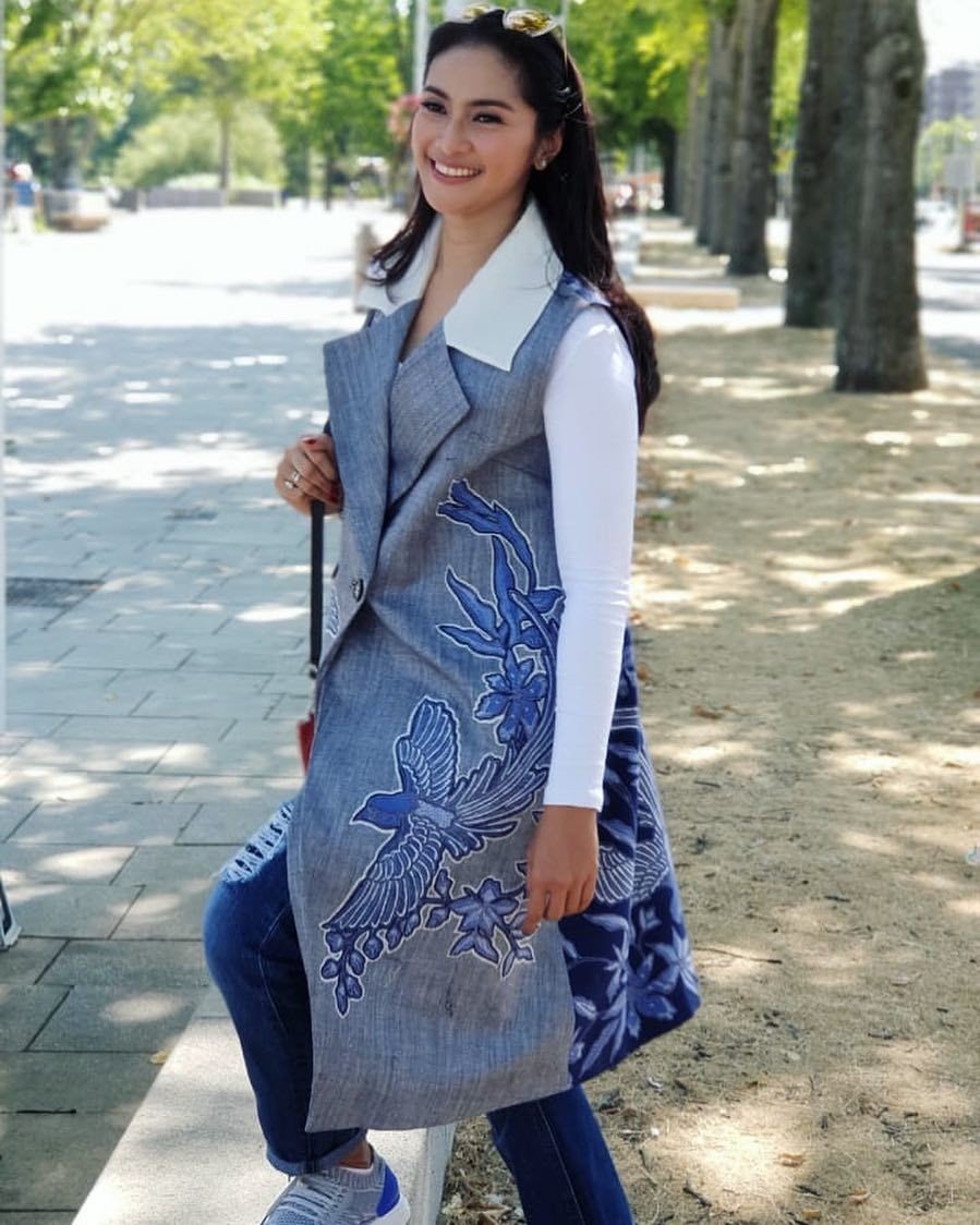 Model baju kerja blazer batik