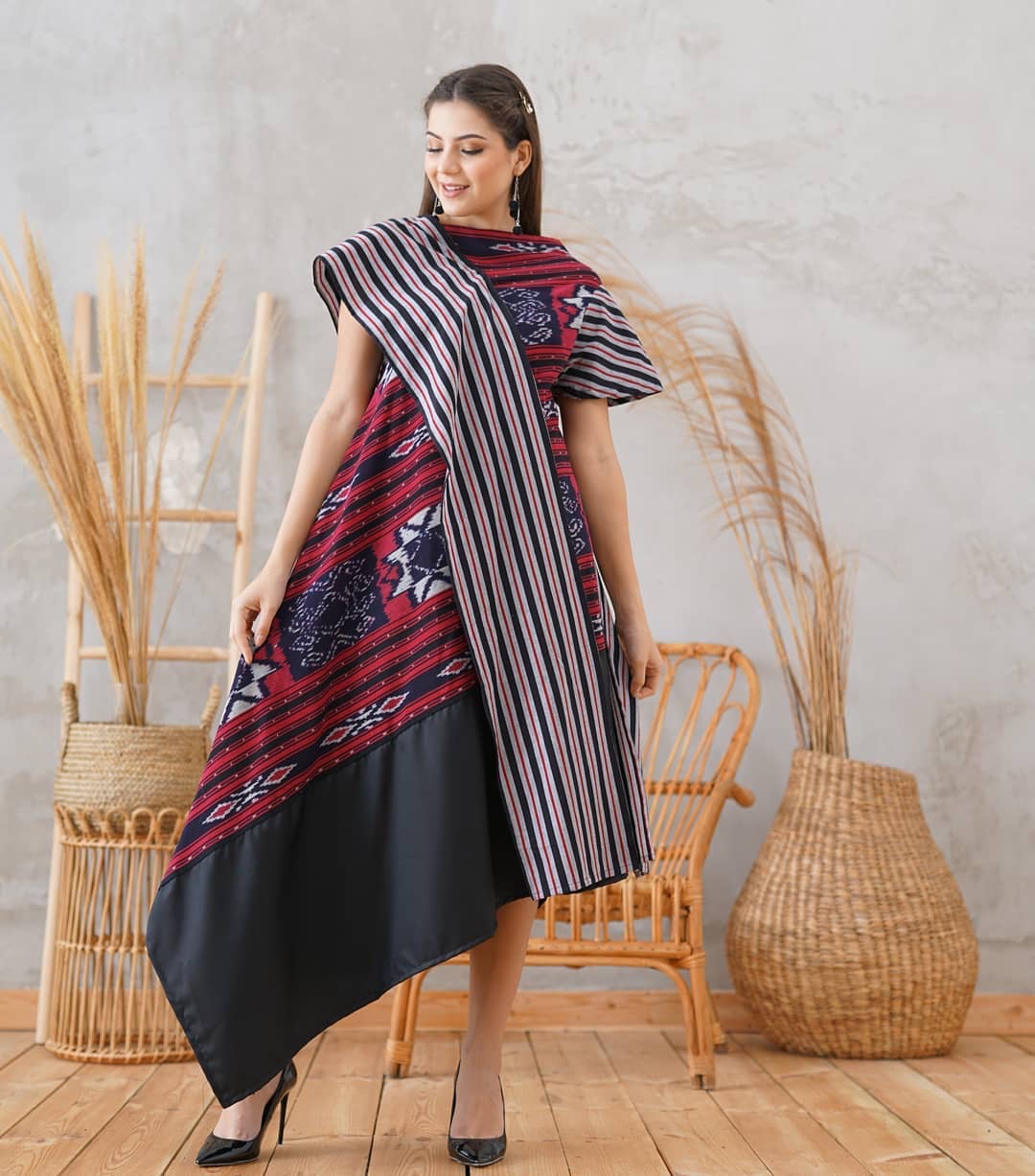 Model batik dress selempang motif garis