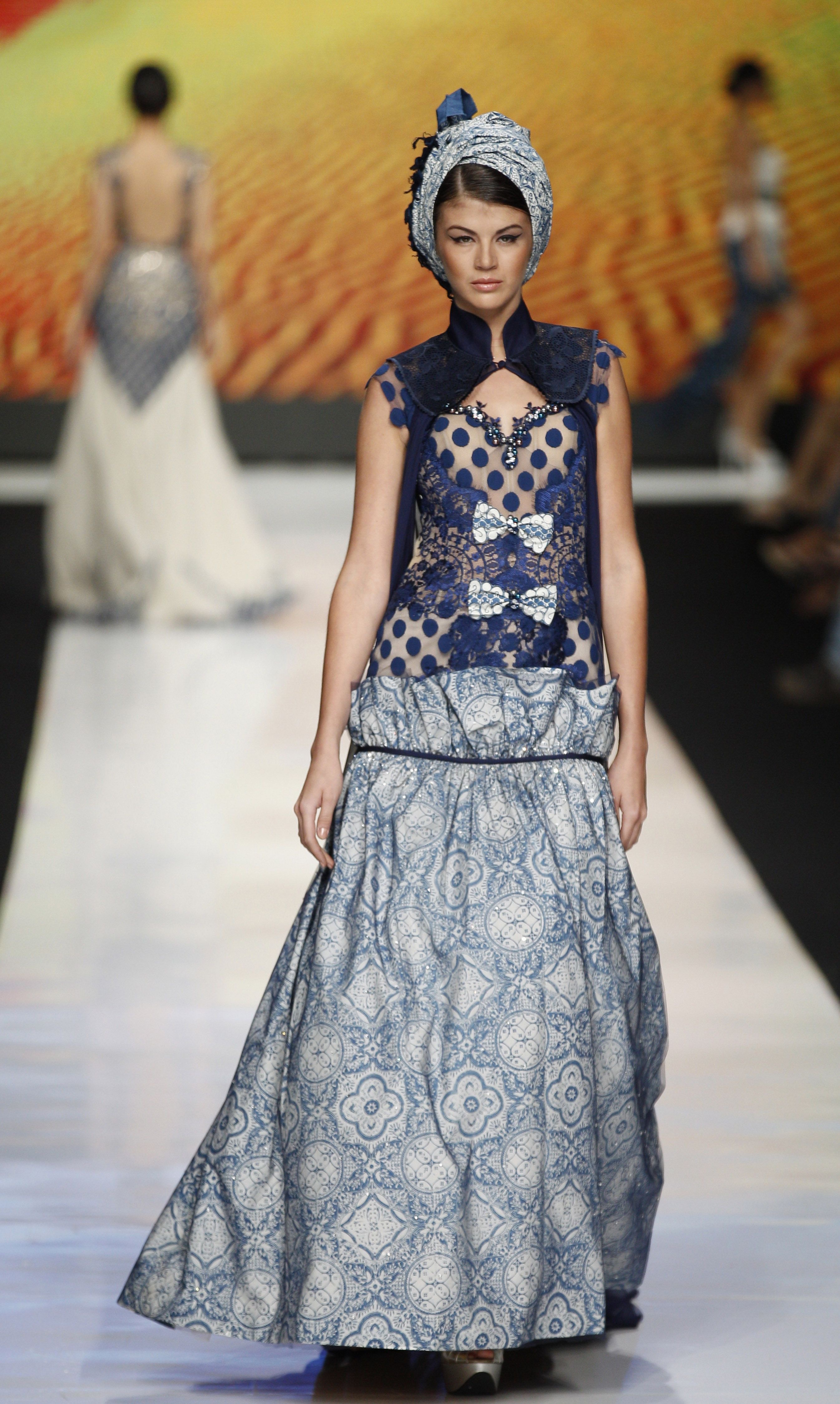 Model batik kombinasi gaun malam cantik