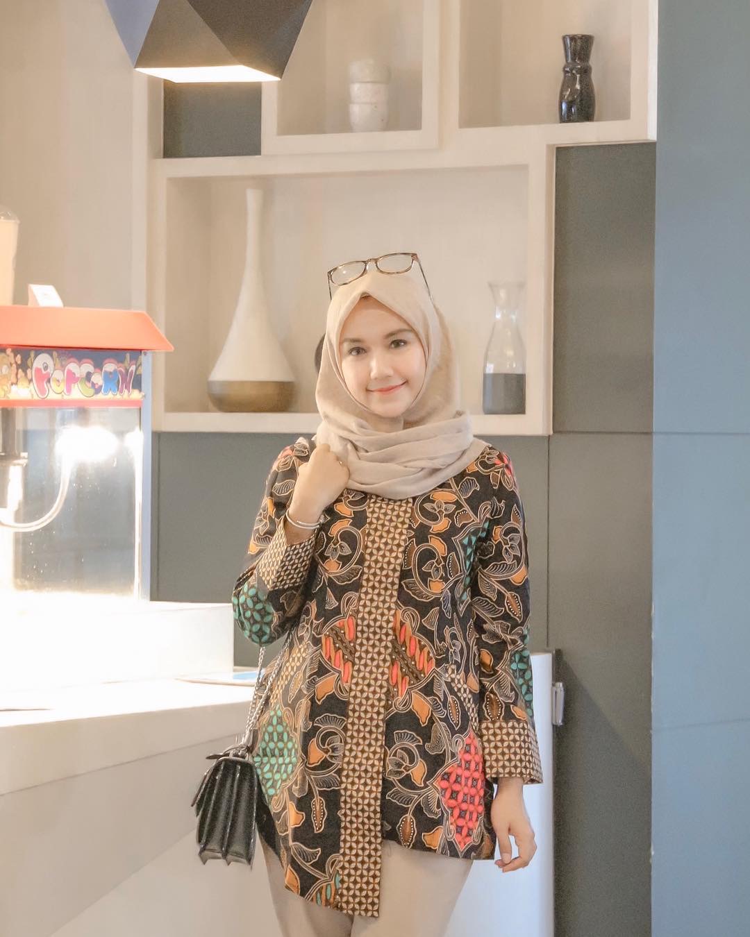 Model batik muslim untuk jalan-jalan