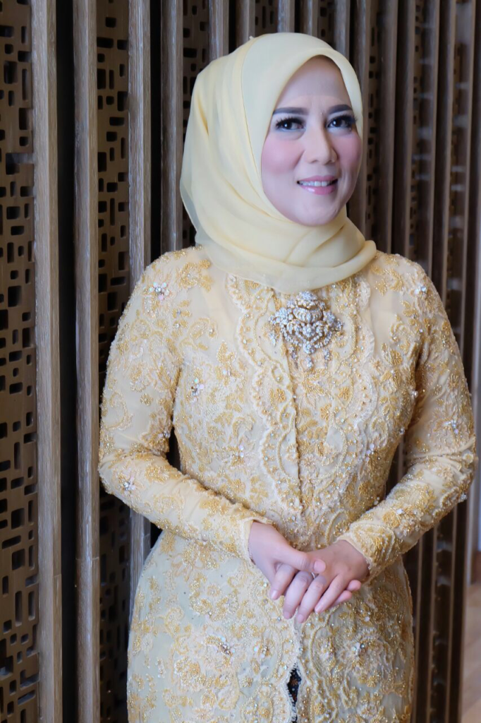 Model Vera Kebaya Modern Pengantin Wisuda Terbaru