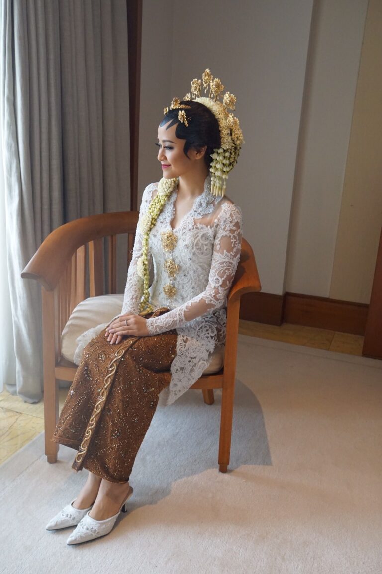 Model Vera Kebaya Modern Pengantin Wisuda Terbaru