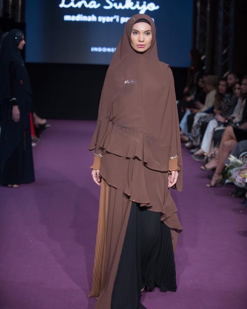 Model Gamis dan Hijab Layer Coklat