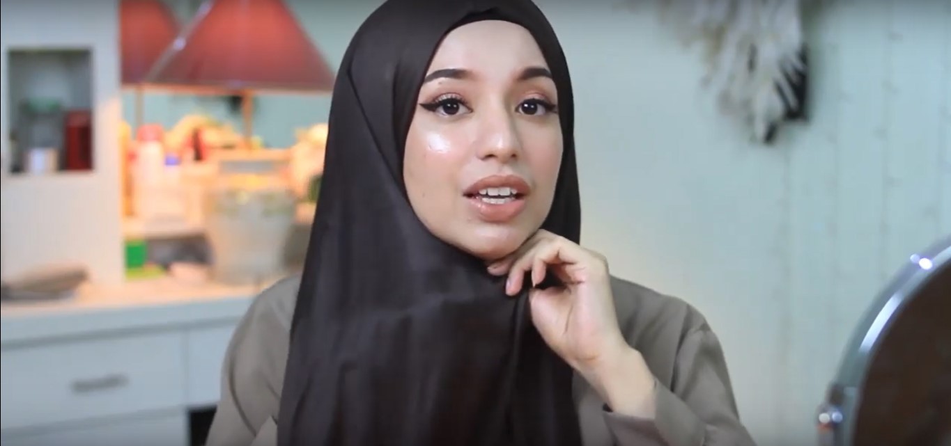 Cara Memakai Hijab Pashmina Satin