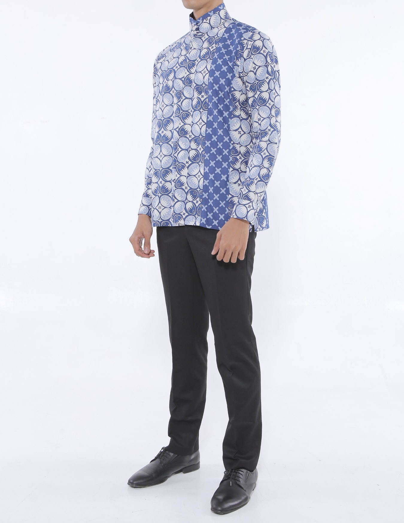 Kemeja Batik dengan Kerah Shanghai