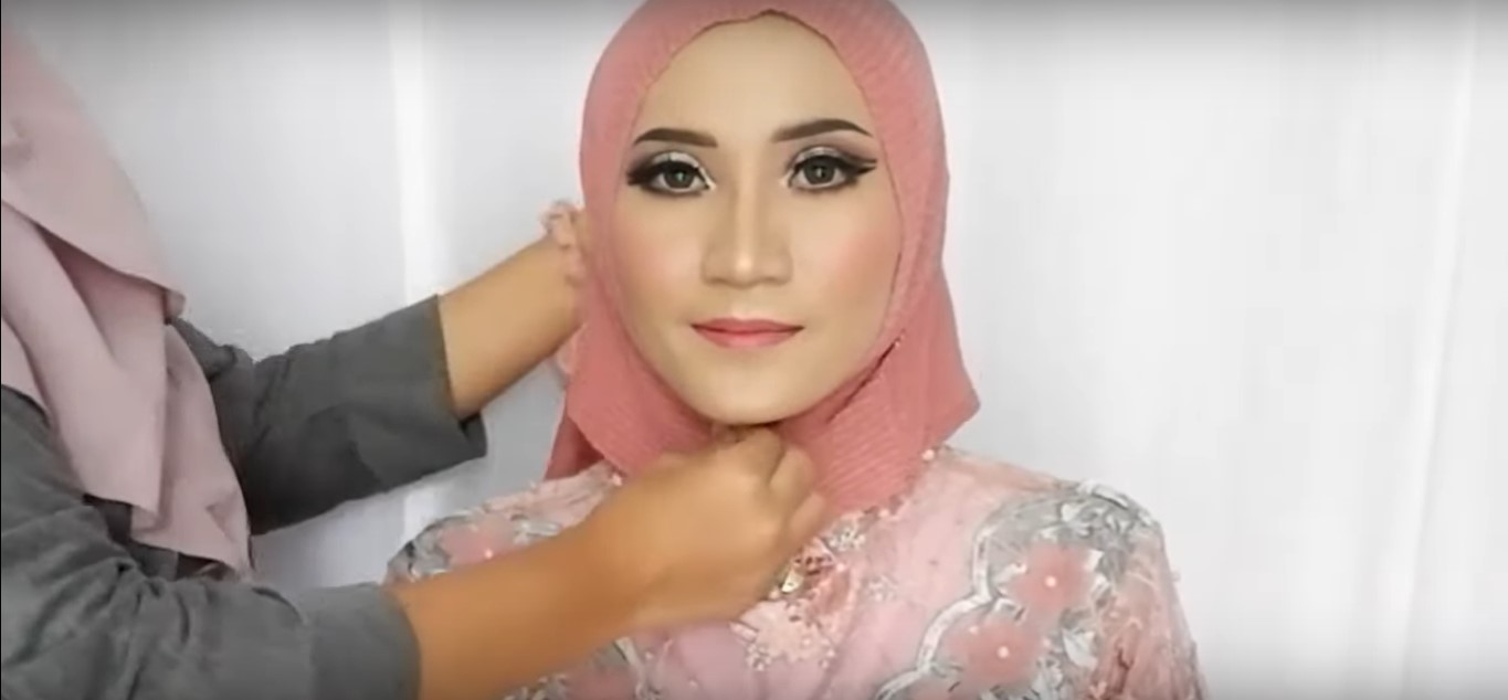 Tutorial Hijab Kebaya Wisuda Modern