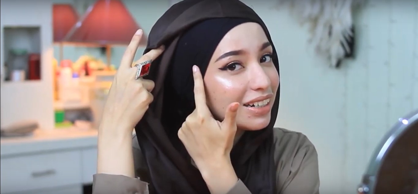 Tutorial Hijab Pashmina Kain Satin