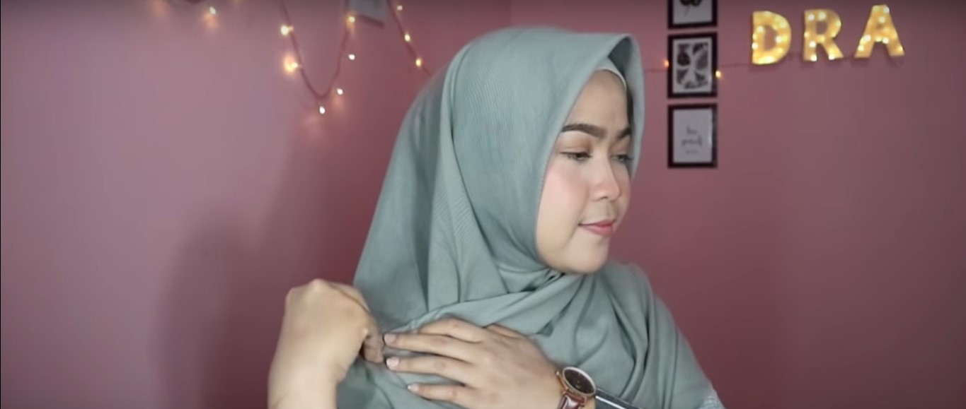 Tutorial Hijab Pashmina Menutup Dada Yang Mudah