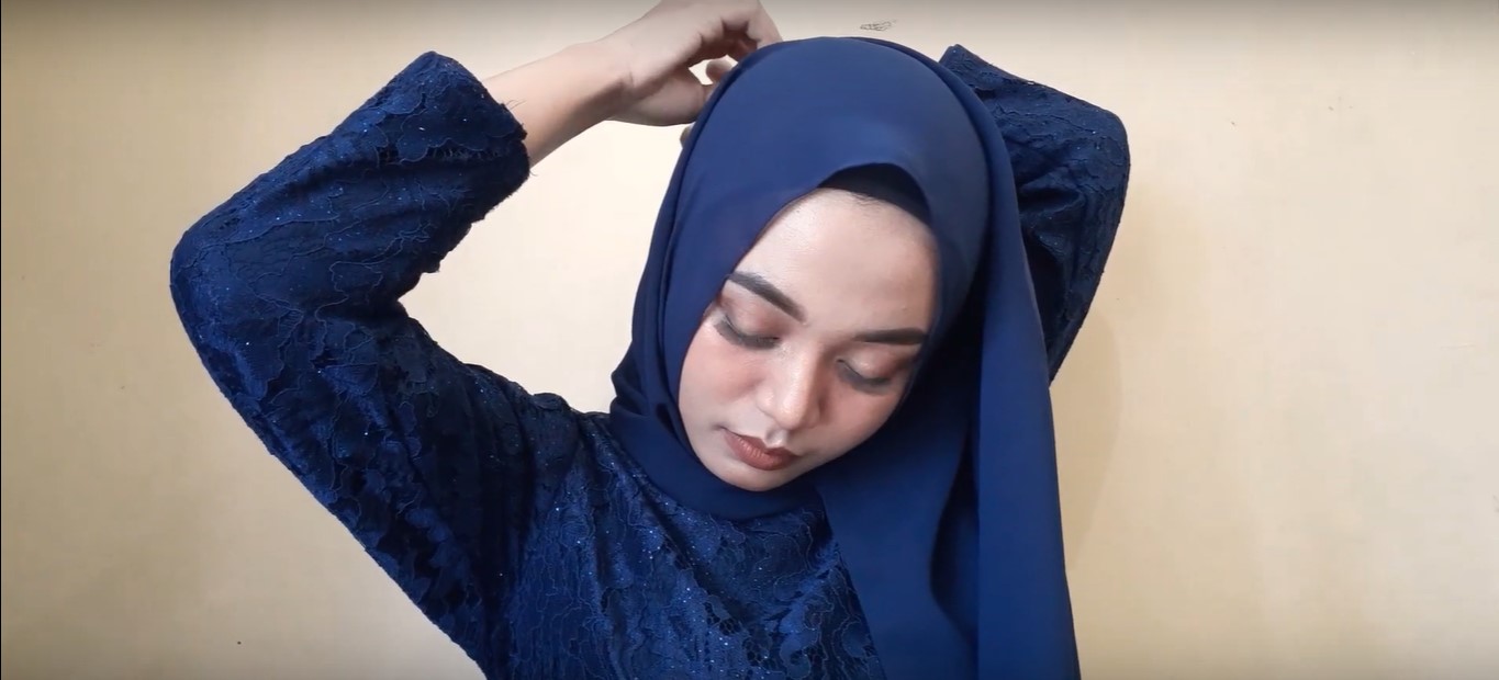 Tutorial Hijab Pashmina Satin Untuk Pesta