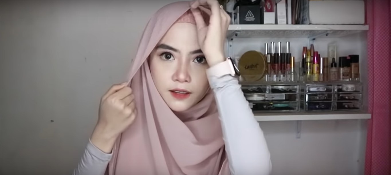 Tutorial Hijab Pashmina Simpel Wisuda