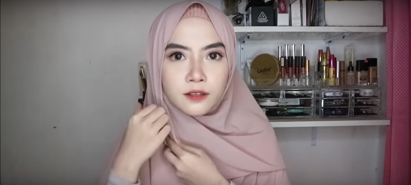 Tutorial Hijab Pashmina Untuk Acara Wisuda
