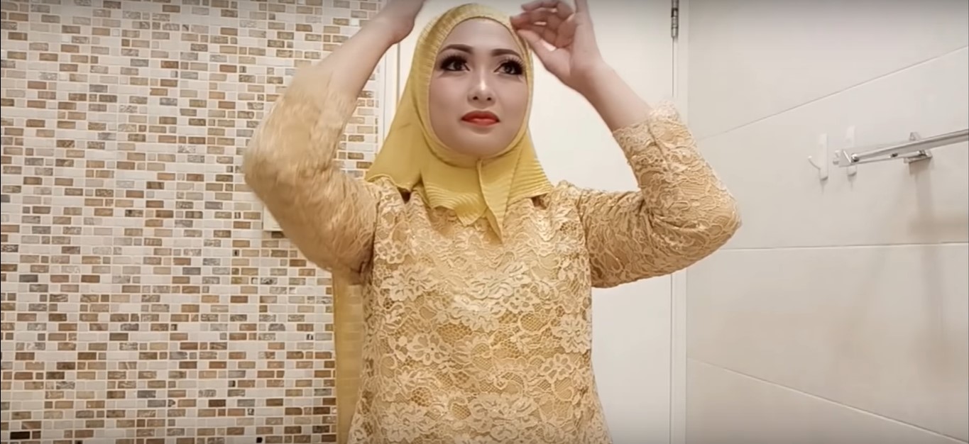 Tutorial Hijab Pasmina Untuk Kebaya