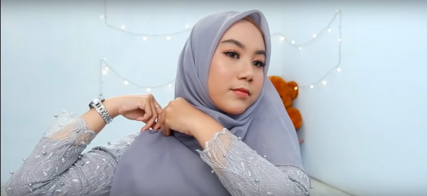 Tutorial Hijab Pesta Untuk Wajah Bulat
