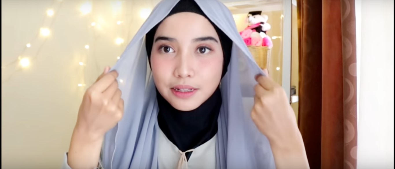 Tutorial Hijab Satin Untuk Wisuda