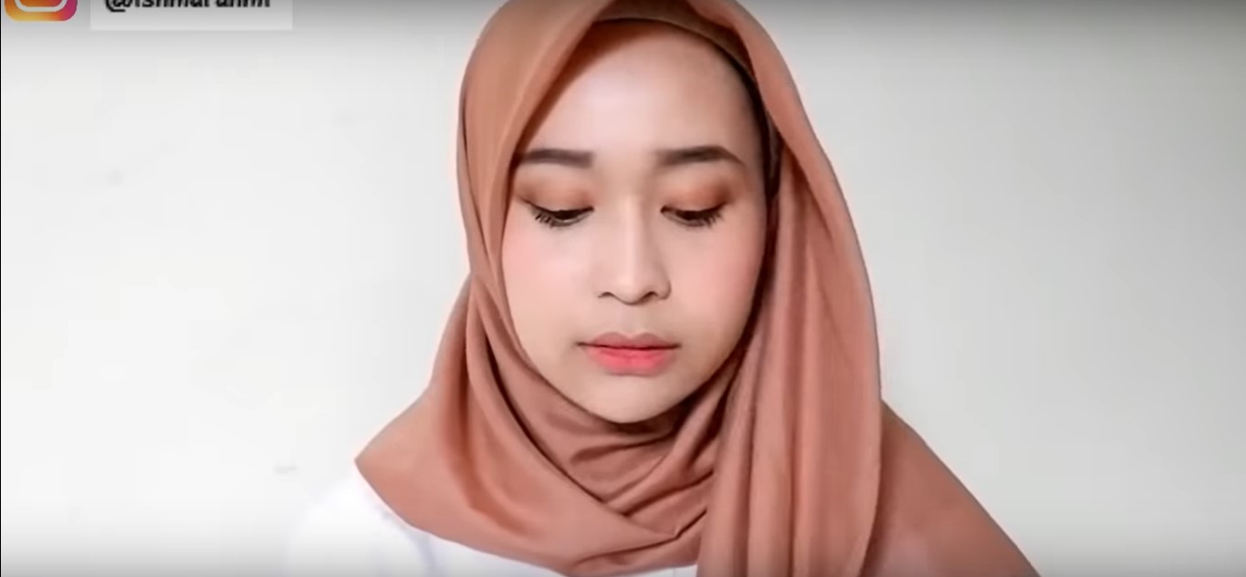 Tutorial Hijab Segi Empat Simple Untuk Wajah Bulat