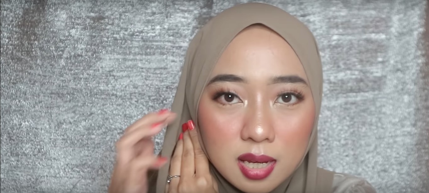Tutorial Hijab Segi Empat Untuk Kebaya Wisuda