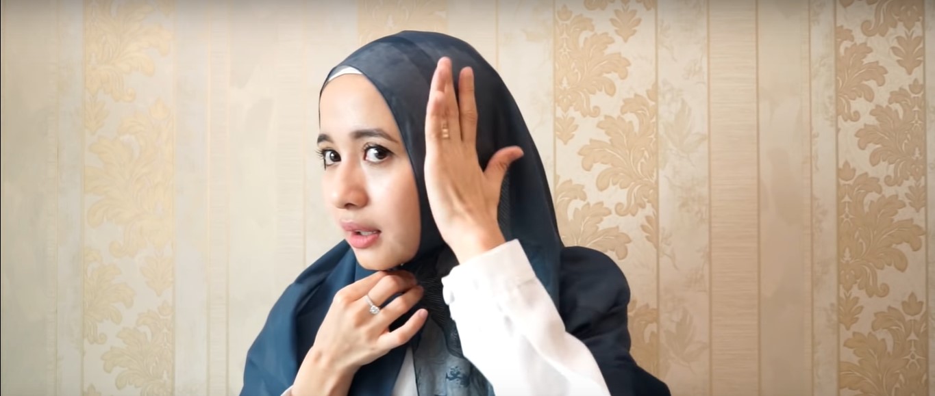 Tutorial Hijab Syar'i Segi Empat Menutup Dada