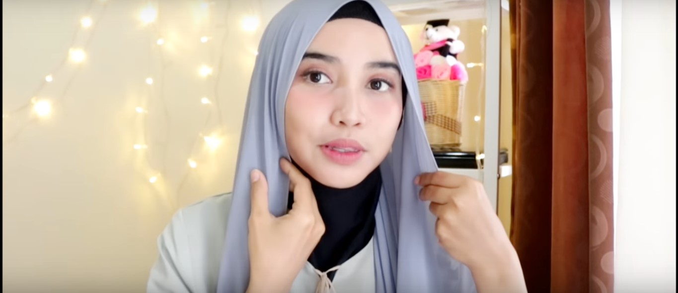 Tutorial Hijab Untuk Kebaya Wisuda