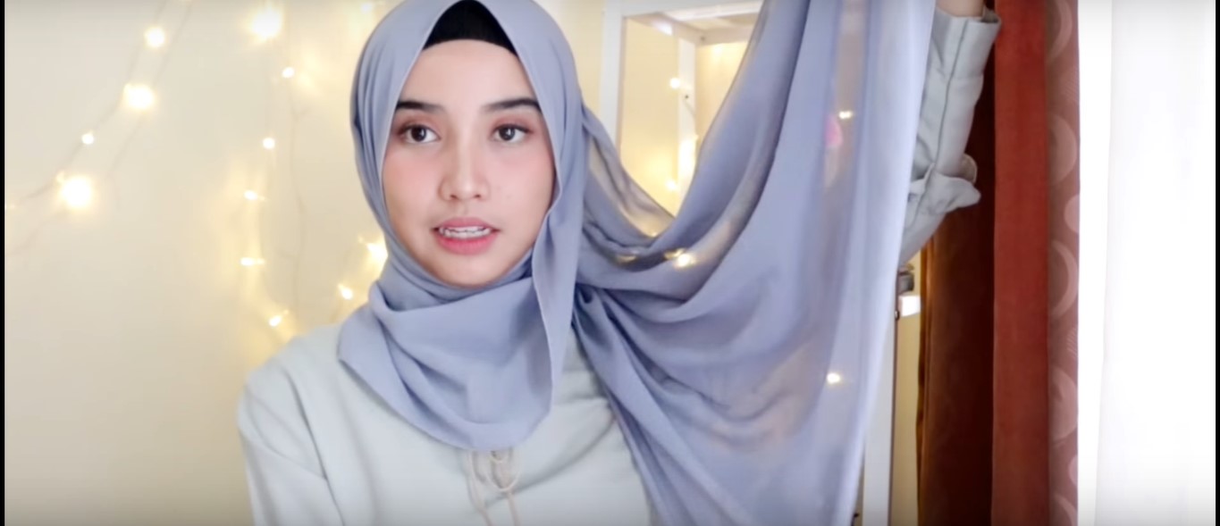 Tutorial Hijab Wisuda Menutup Dada