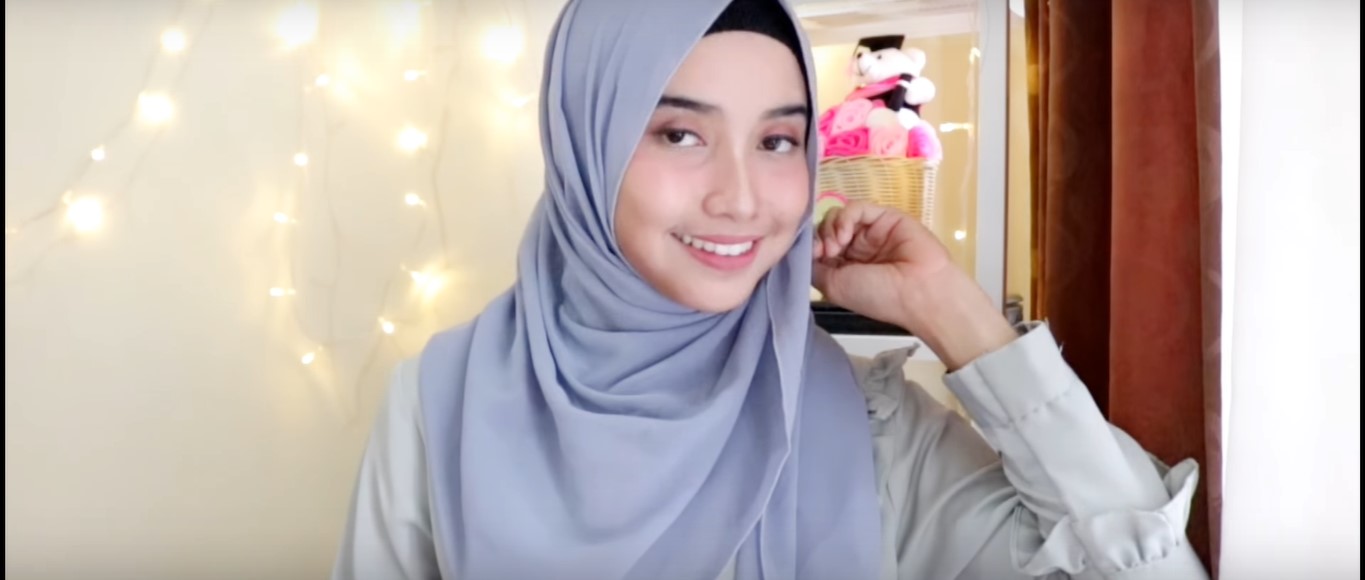 Tutorial Hijab Wisuda Satin