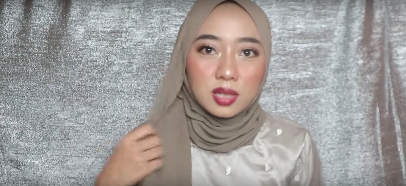 Tutorial Hijab Wisuda Segi Empat Dua Warna