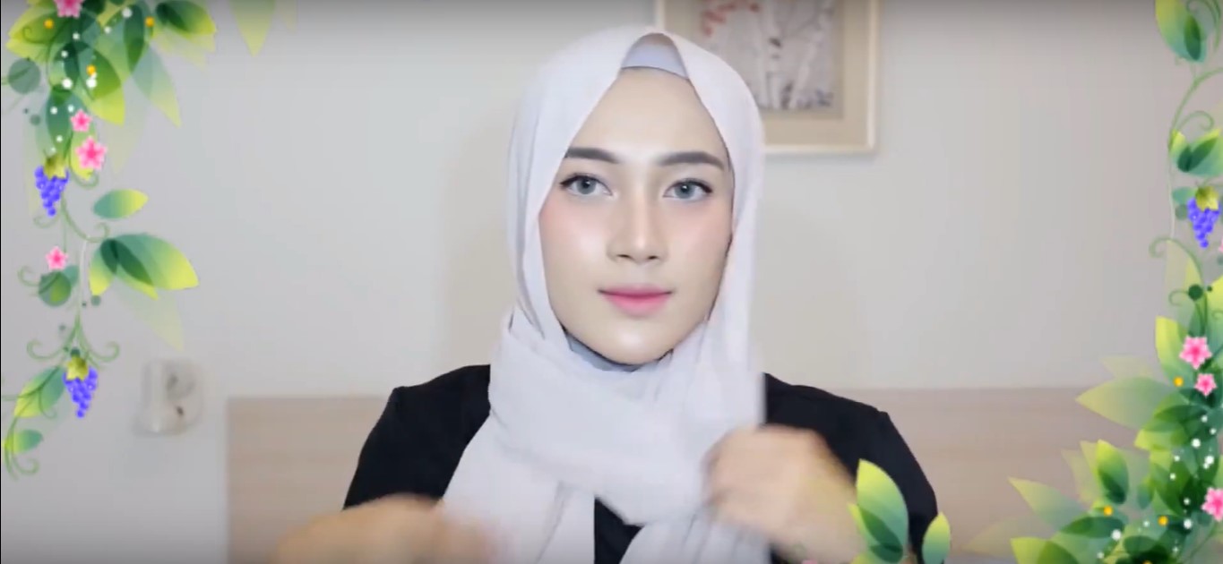 Tutorial Hijab Wisuda Segi Empat