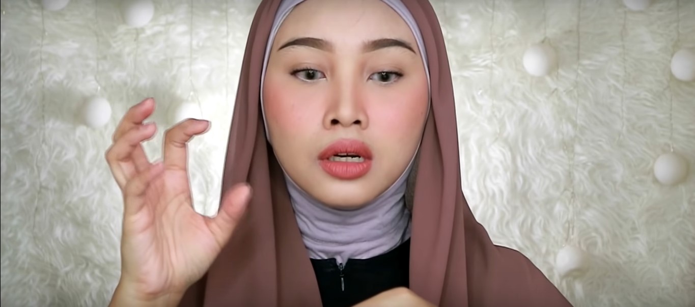 Tutorial Hijab Wisuda Untuk Wajah Bulat