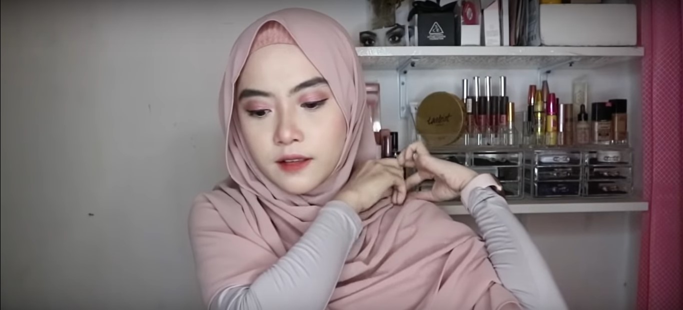 Video Tutorial Hijab Pashmina Wisuda