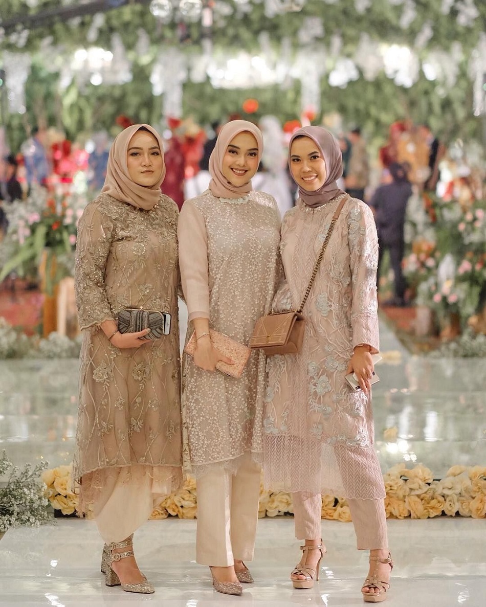 Baju Bridesmaid Hijab dengan Celana Panjang