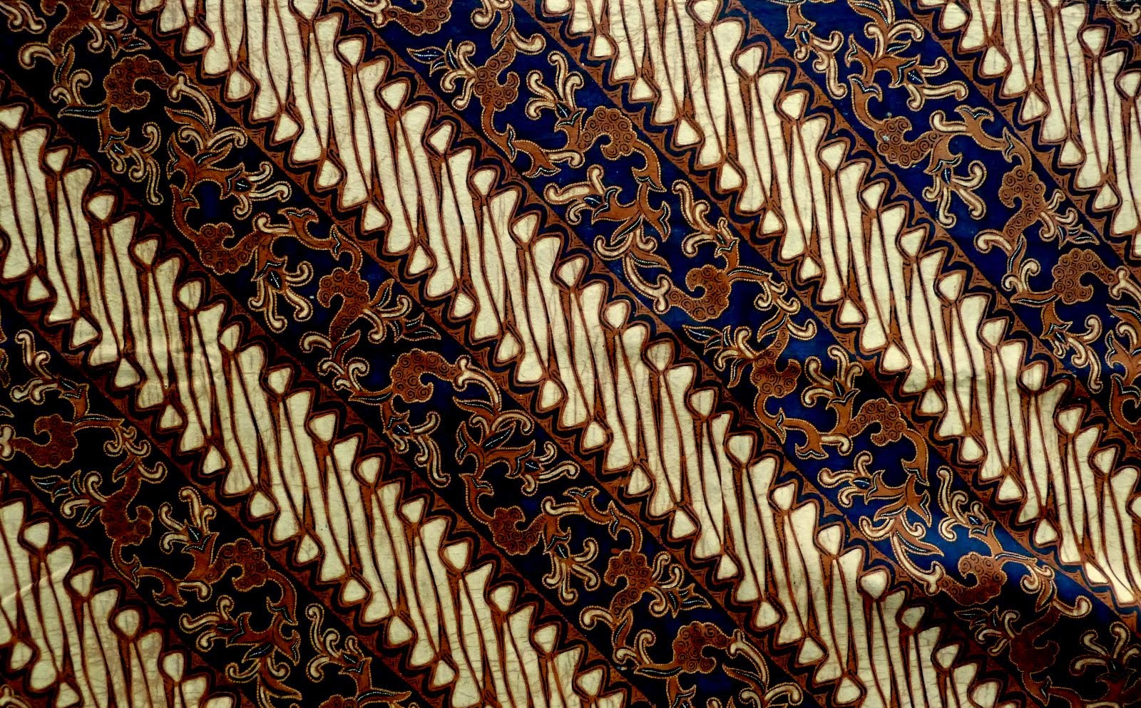 Khas batik pekalongan yakni didominasi dengan motif tumbuhan dan