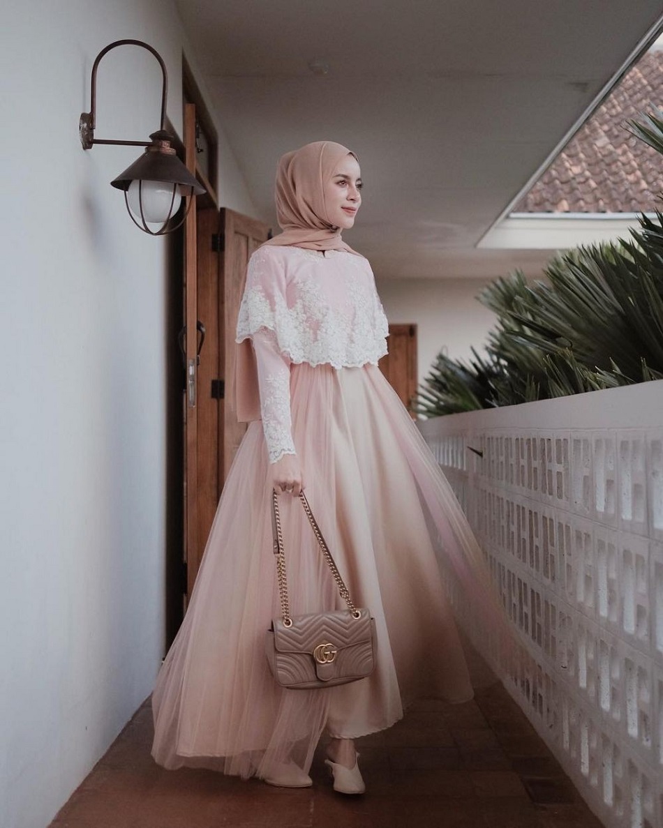 Gaun Bridesmaid Hijab dengan Bawahan Tulle