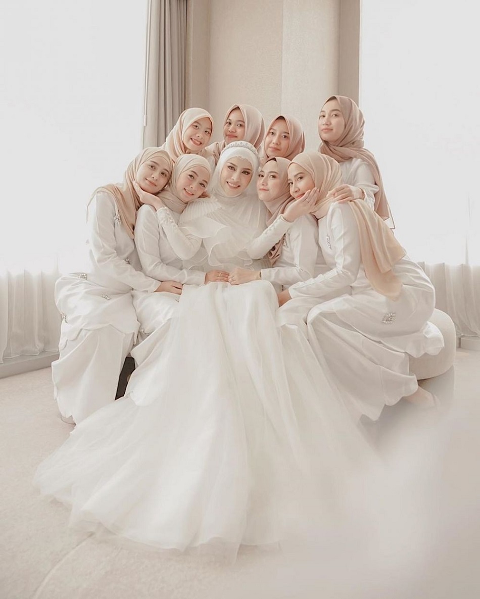 Gaun Bridesmaid Putih Polos