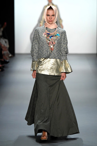 model baju pesta batik kombinasi