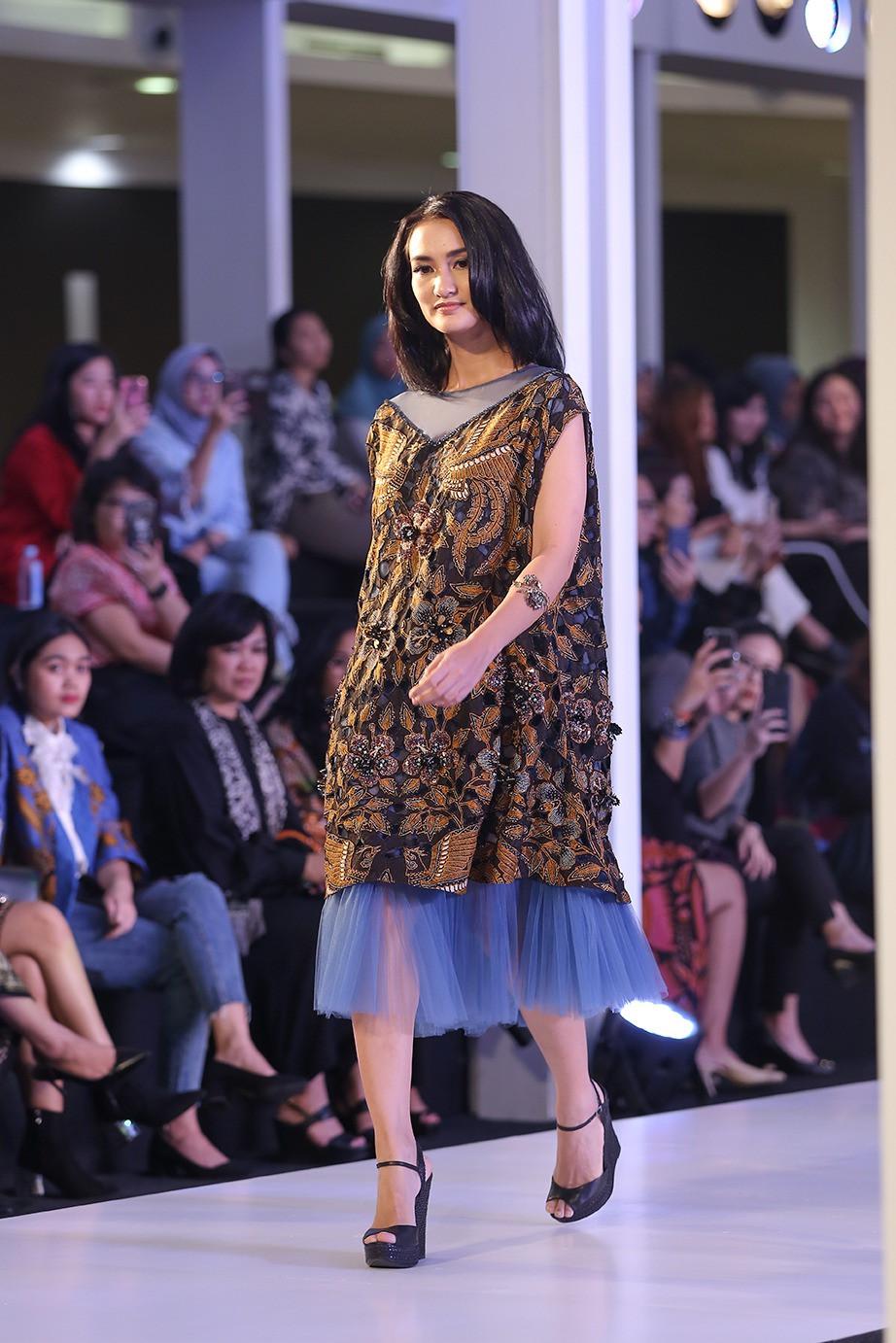 model baju pesta batik