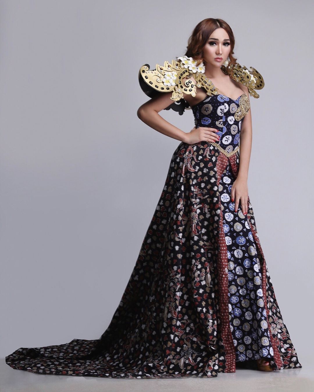 Gaun Batik Cirebon dengan Ekor
