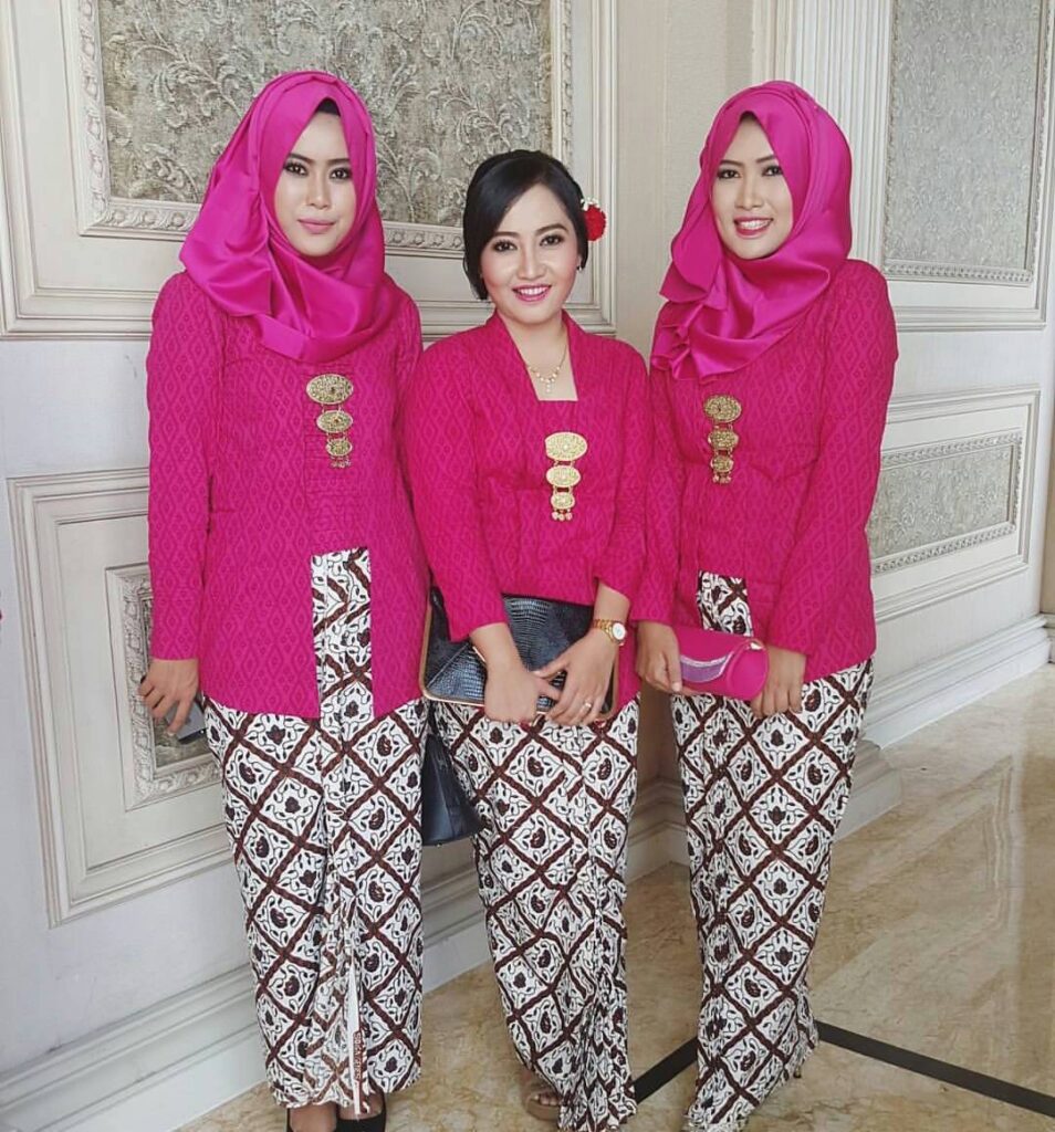 √ 50+ Model Kebaya Kutu Baru Modern Brokat Terbaru 2020