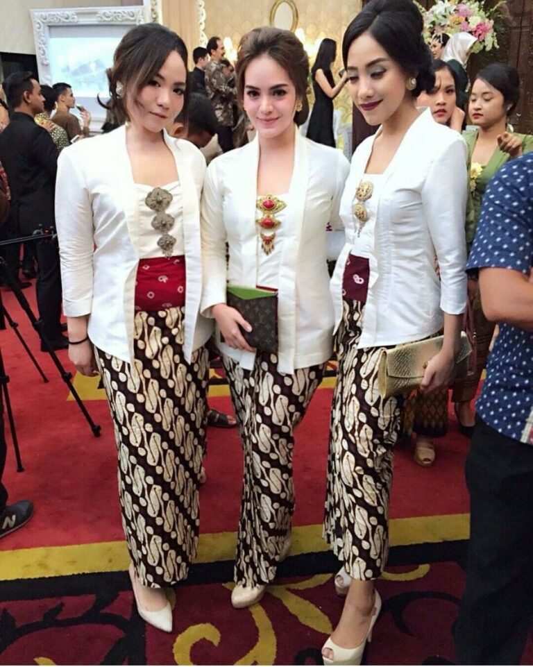 √ 50+ Model Kebaya Kutu Baru Modern Brokat Terbaru 2020