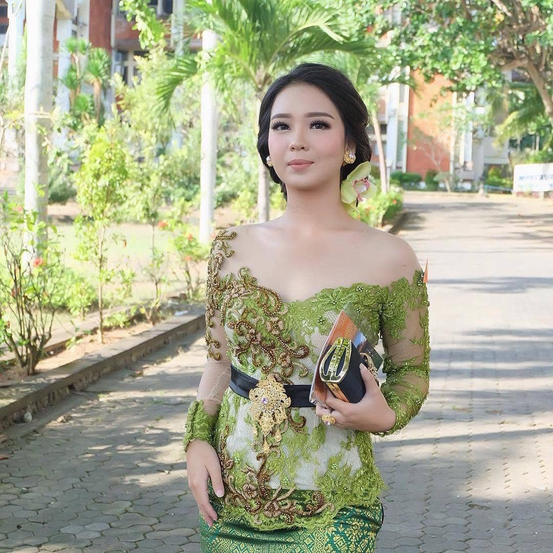 Kebaya hijau bugil