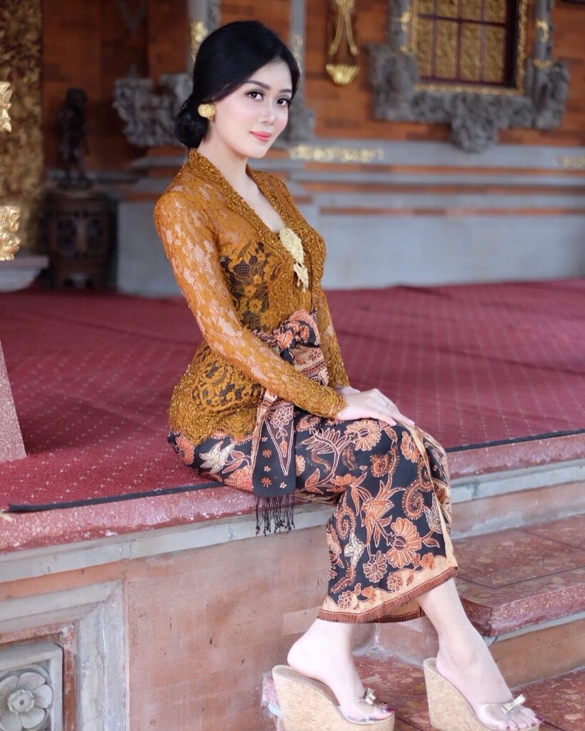 √ 45+ Model Kebaya Bali Modern Brokat Modifikasi Anti Norak!